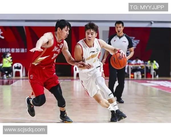 重庆篮球队在精英赛中以70分稳居积分榜首位展现强劲实力